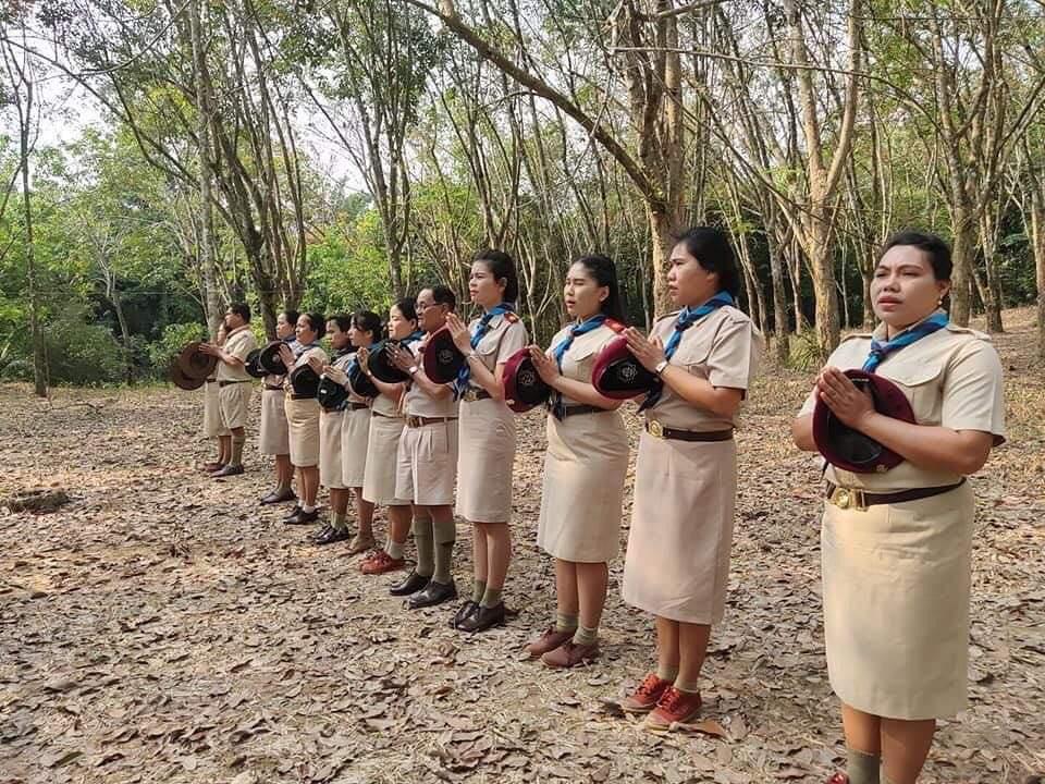 ลูกเสือทำกิจกรรมไหว้พระสวดมนต์หน้าเสาธง