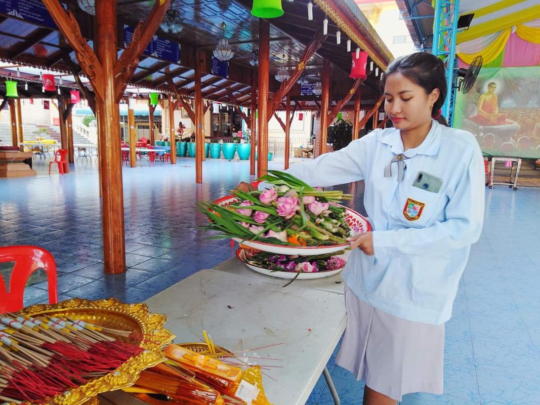 ช่วยยกดอกไม้ที่วัด