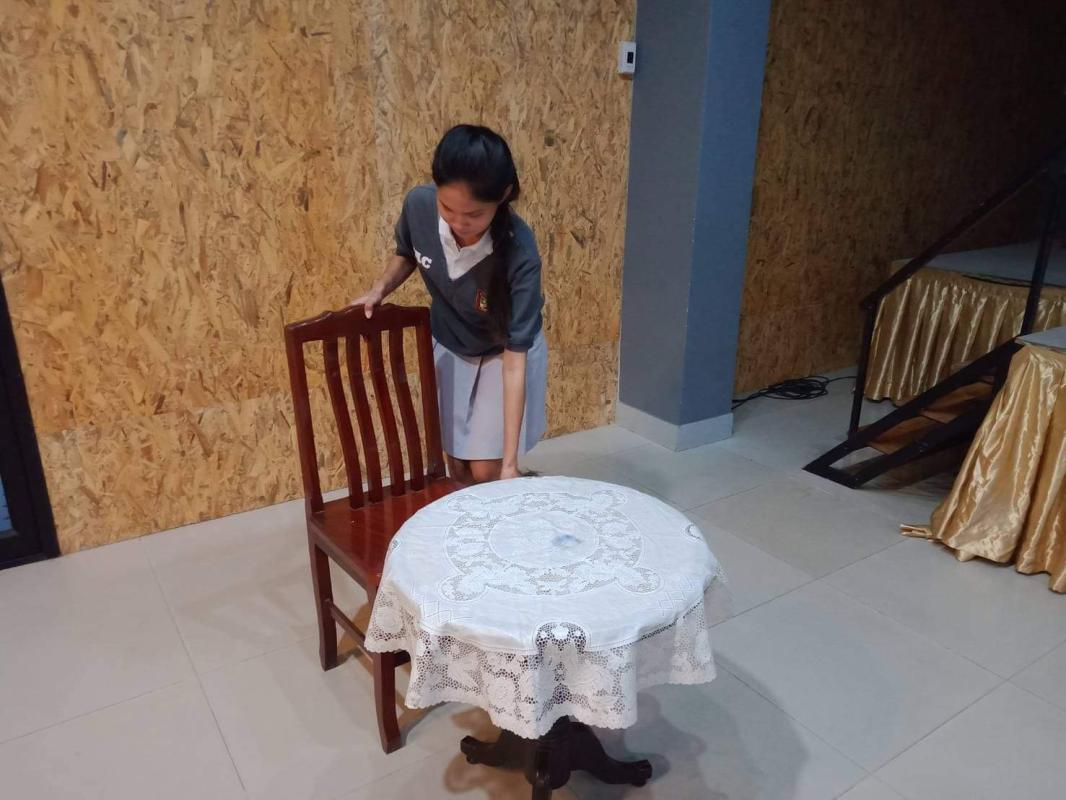 จัดเก้าอี้ให้เข้าที่