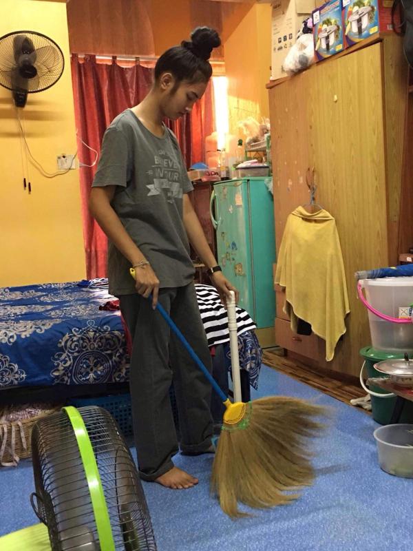 กวาดบ้านให้ป้า