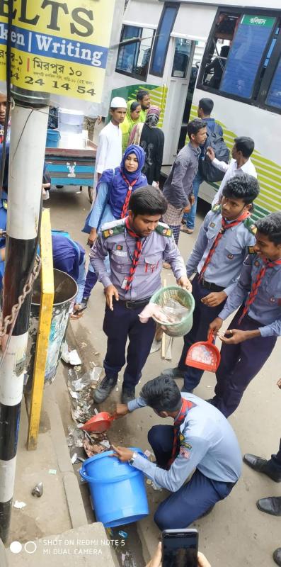 রাস্তার চারপাশ পরিষ্কারে রোভার স্কাউট 