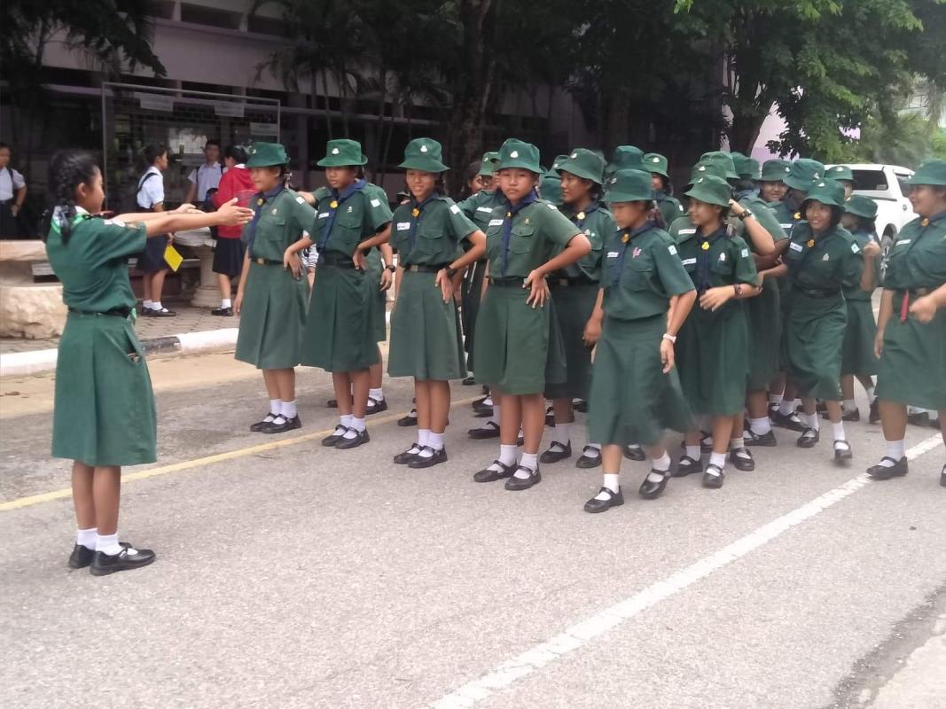 การใช้สัญญาณมือสากลโดยพี่เลี้ยงลูกเสือโรงเรียนท่าม่วงราษฎร์บำรุง 