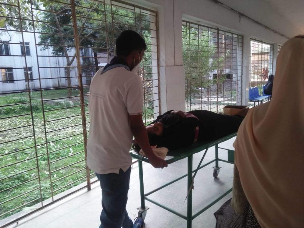 দুর্ঘটনায় গুরুতর আহত রোগীকে প্রাথমিক চিকিৎসা সেবা এবং  সাহায্য করা। 