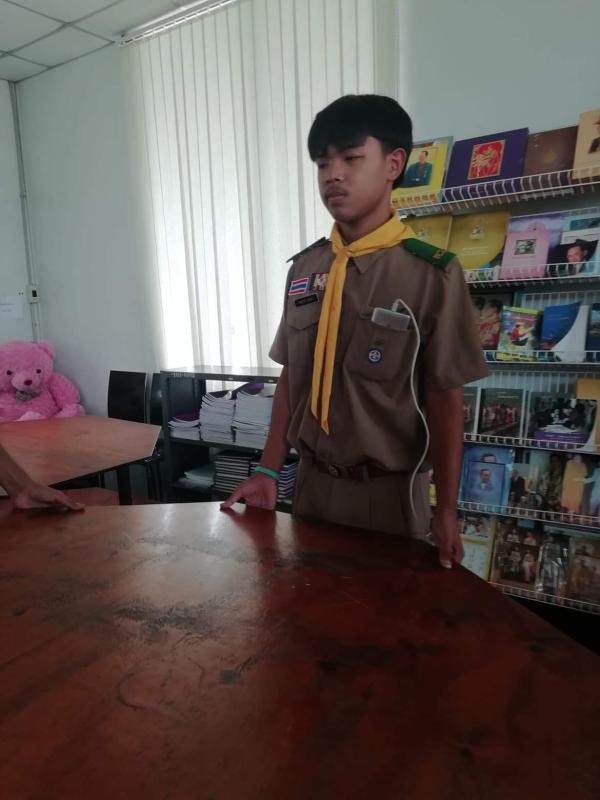หมู่ลูกเสือปลาหมึกทำความดีจัดโต๊ะในห้องสมุด