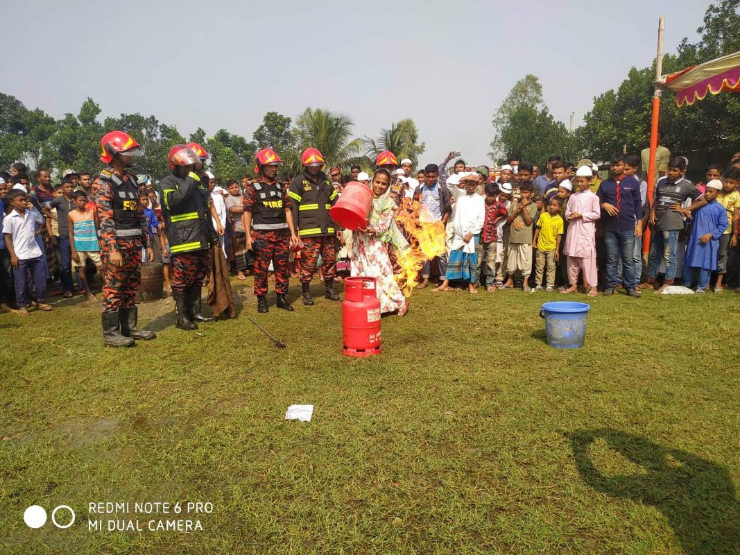 সিরাজগঞ্জে পরিস্কার পরিচ্ছন্নতা অভিজান
#পরিবর্তন_চাই
দেশটাকে পরিষ্কার করি দিবস-২০১৮

চারপাশে ময়লা নাই
এমন একটা দেশ

