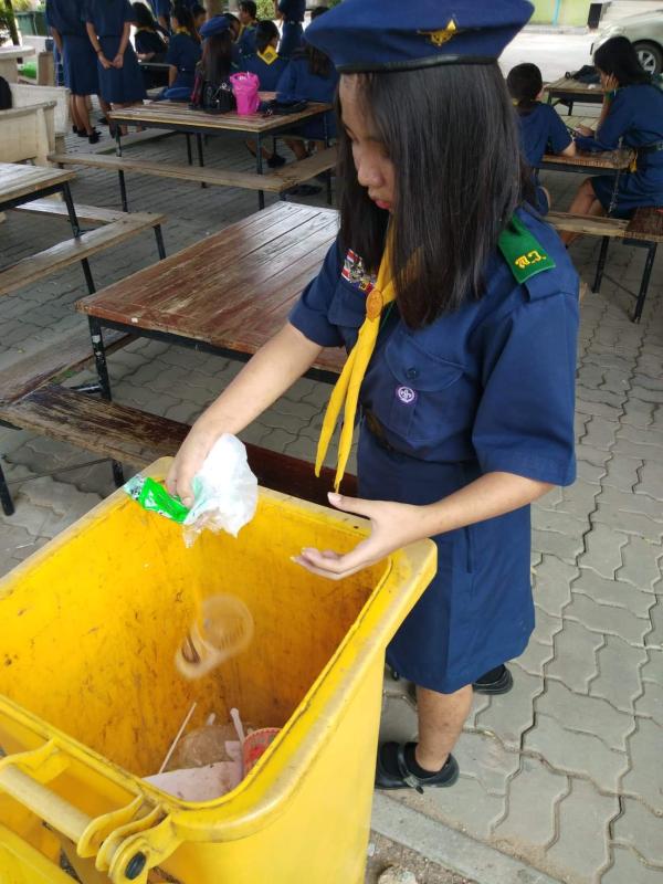 เก็บขยะบนโต๊ะสาธารณะ.