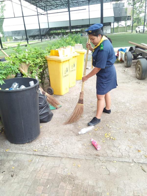 เป็นลูกเสืออาสาช่วยภารโรงกวาดขยะบนพื้น