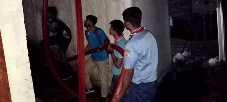 কুষ্টিয়া জেলা রোভার আগুন নিভাতে ফায়ার সার্ভিস ও সিভিল ডিফেন্স কে সাহায্য করে