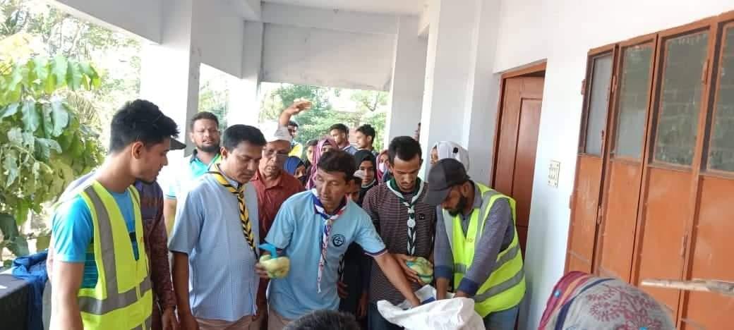 Distribution of cooked food during floods