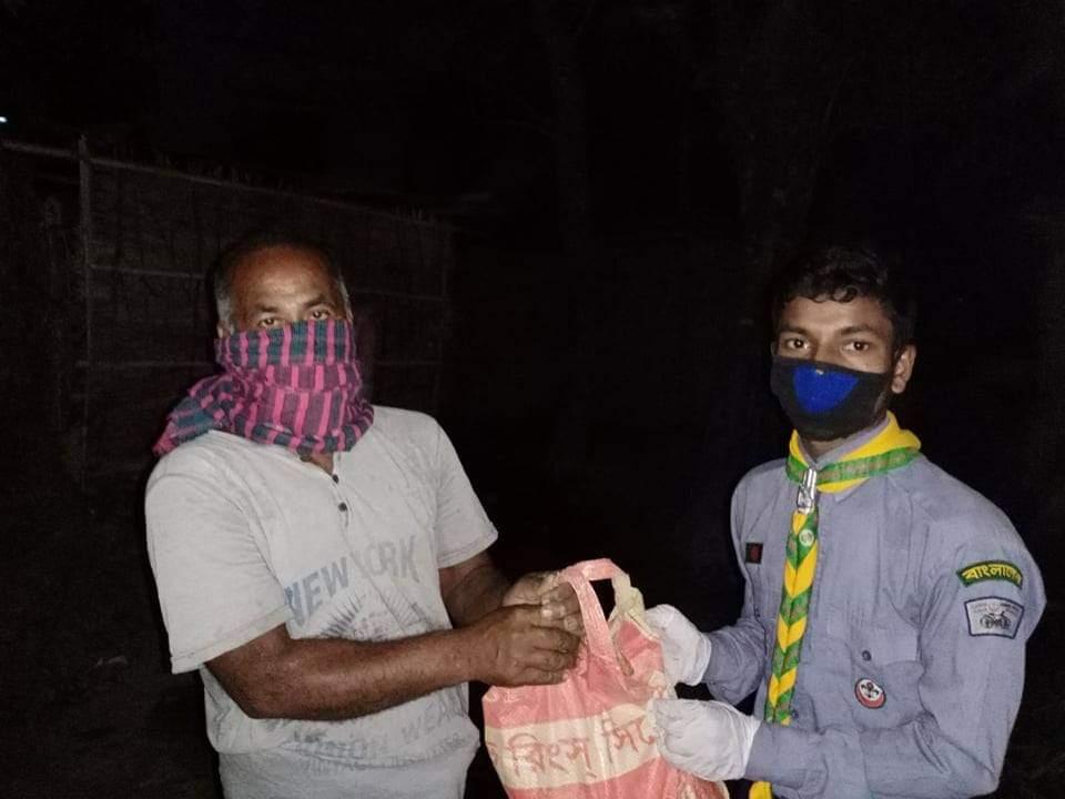 মহামারী করোনায় নিম্নবিত্ত, অসহায় পরিবারের মাঝে ত্রাণ বিতরণ। 