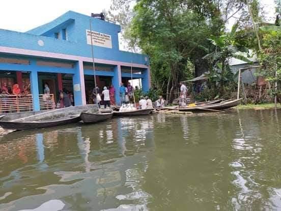 বন্যা কবলিত এলাকায় ত্রাণ বিতরণ