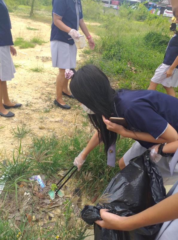 เก็บขยะริมถนนหน้าวิทยาลัย