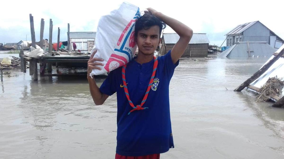 বন্যার্তদের পাশে।