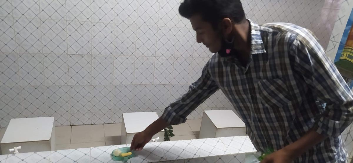 লকডাউনে মসজিদে সাবান বিতরণ 