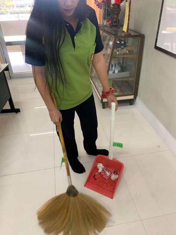 กวาดพื้นห้องบัญชี