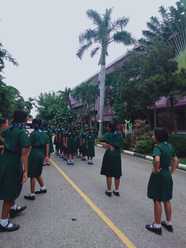 การฝึกสัญญาณ​มือสากลโดยพี่เลี้ยงลูกเสือโรงเรียนท่าม่วงราษฎร์​บำรุง​