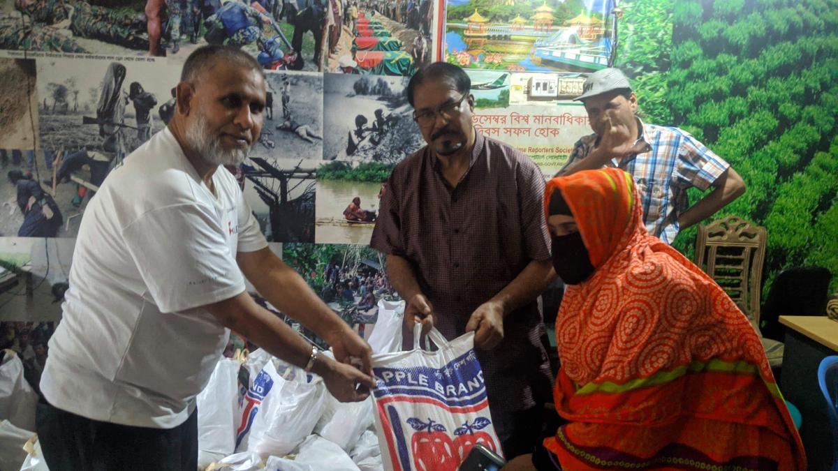 করোনা কালীন সময়ে মধ্যবিত্ত পরিবারের মধ্যে ত্রান বিতরণ 