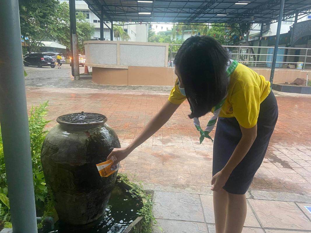 จิตอาสาใส่ทรายอเบตในบ่อน้ำ เพื่อป้องกันลูกน้ำยุงลาย