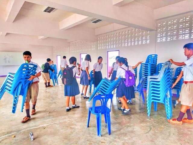 ขนโต๊ะ ทำความสะอาดห้อง