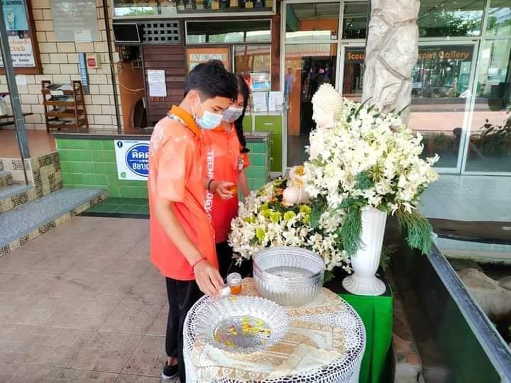 สรงน้ำพระ