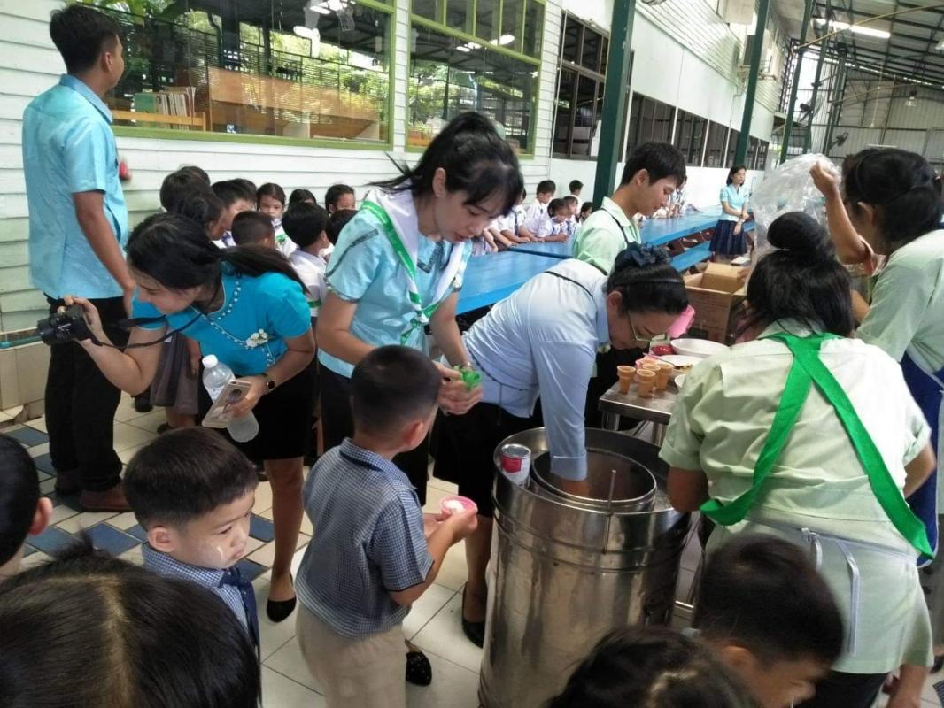 กิจกรรมจิตอาสาแจกไอศกรีม