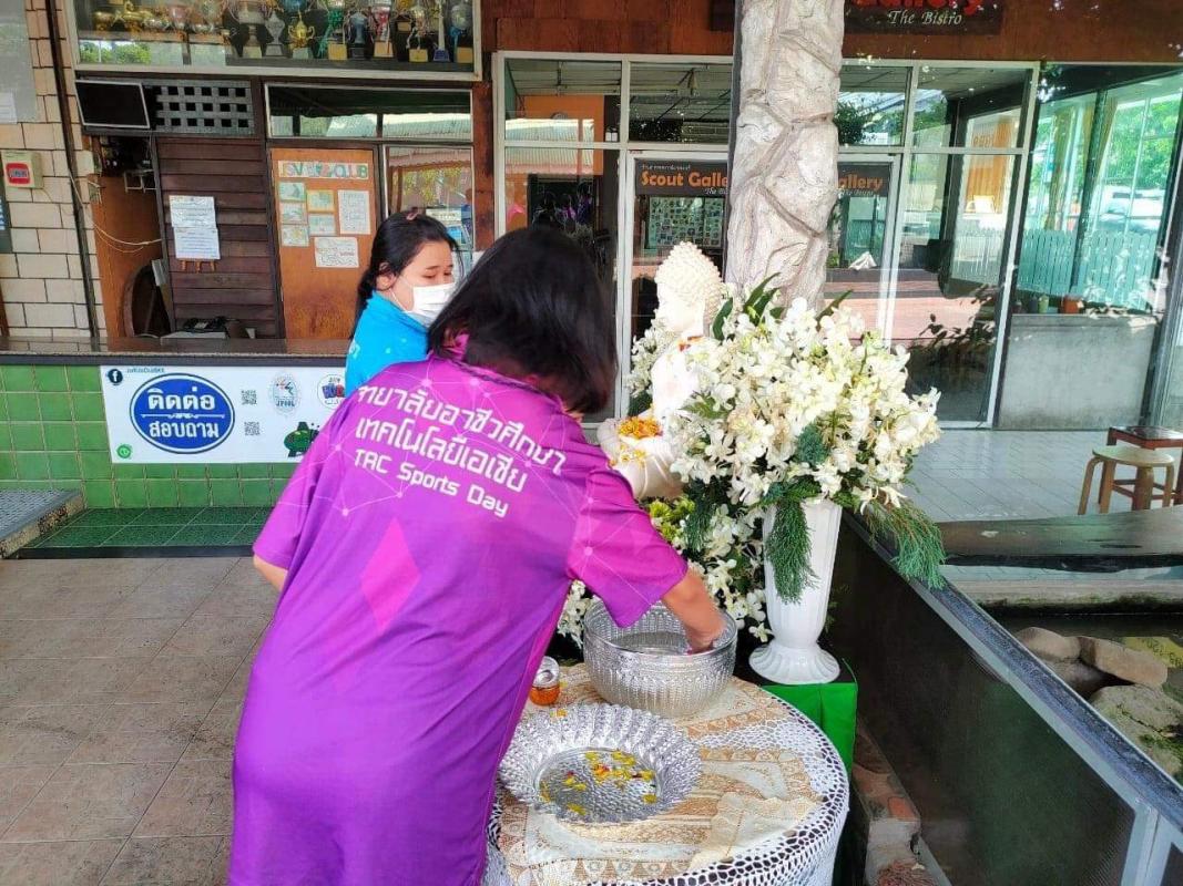 สรงน้ำพระ