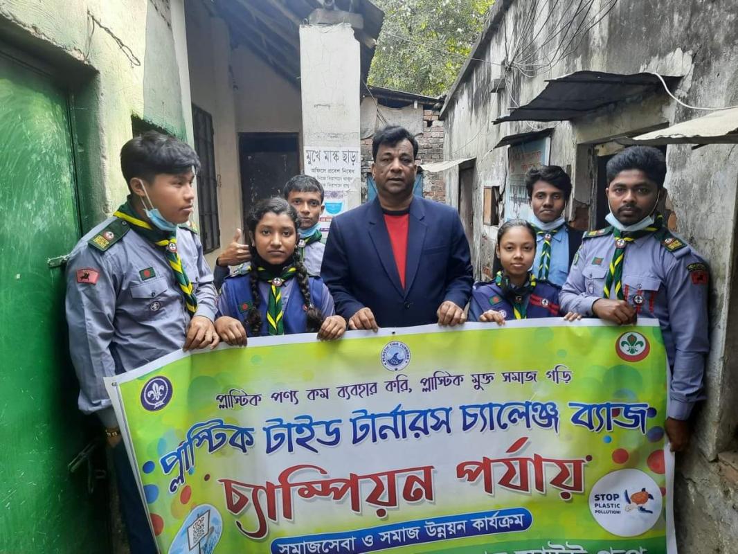 স্থানীয় জনপ্রতিনিধির সাথে ময়লা অপসারণ বিষয়ে আলোচনা। প্লাস্টিক টাইড টার্নারস চ্যালেঞ্জ ব্যাজ, ধাপ নেতৃত্ব 