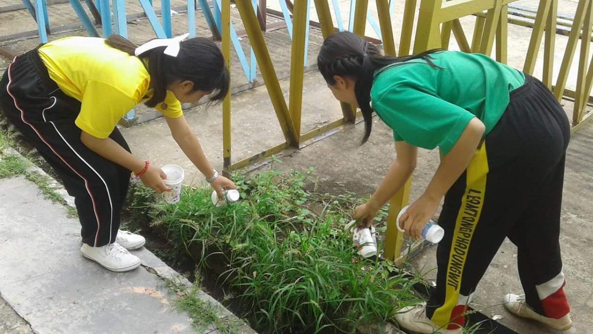 เก็บขยะรอบโรงเรียน
