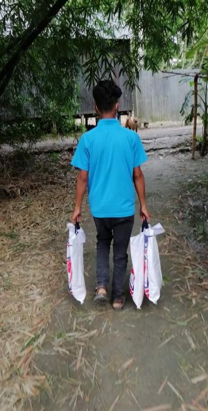 ইদ সামগ্রী বিতরন। 