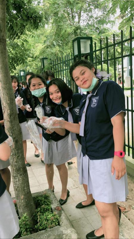 เก็บขยะริมถนน