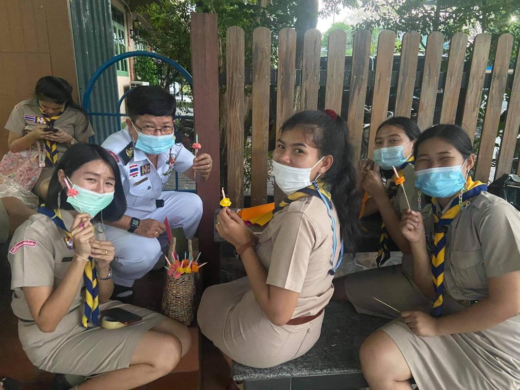 จิตอาสาช่วยกันประดิษฐ์ดอกไม้