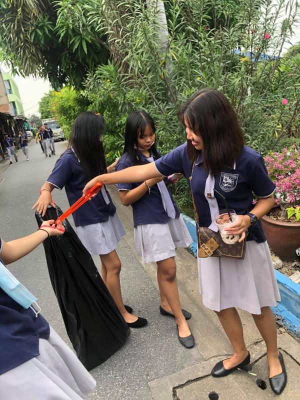 ช่วยเก็บขยะตามชุมชน