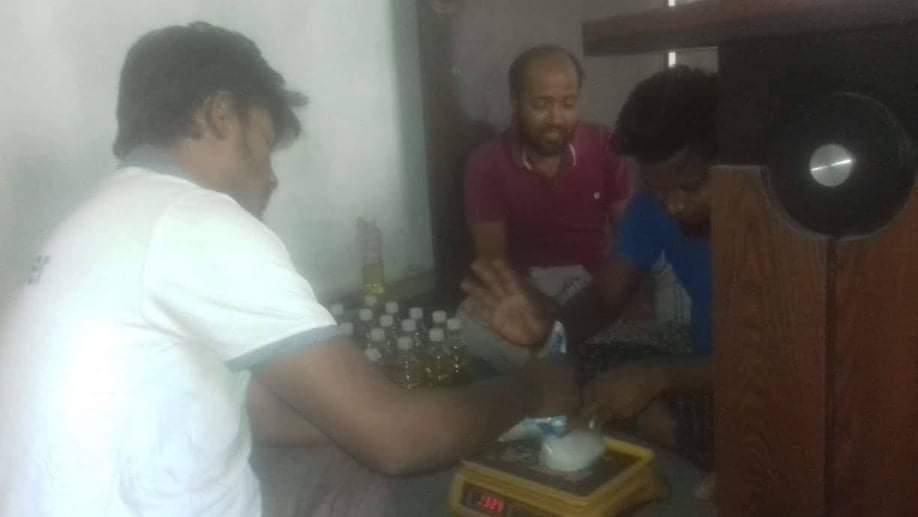 ত্রান সামগ্রী প্যাকেটিং