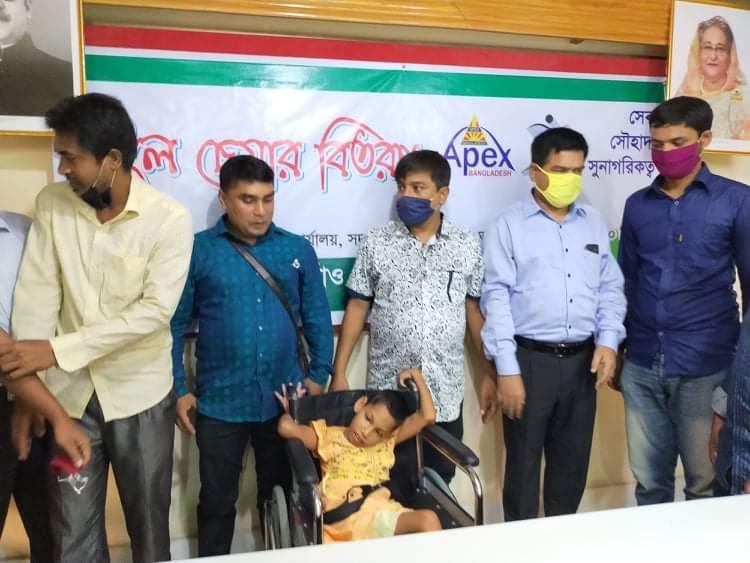 বিশেষ চাহিদা সম্পন্ন শিশুকে হুইল চেয়ার বিতরণ