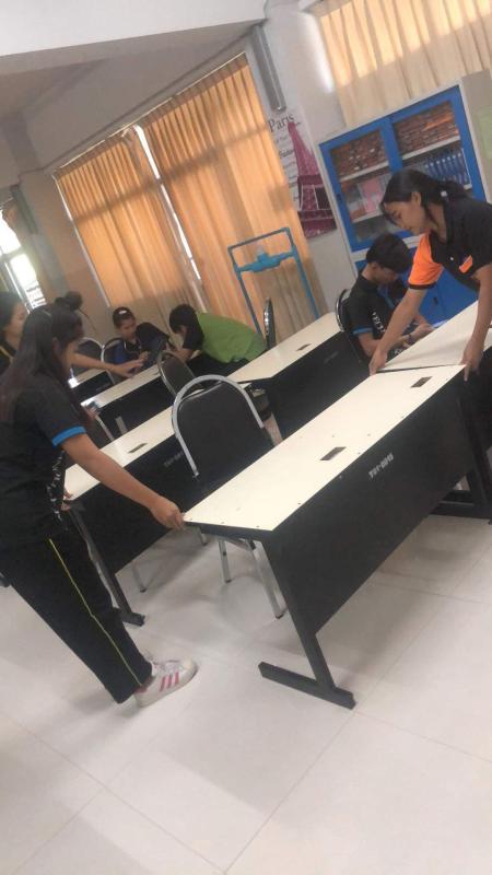 ช่วยจัดโต๊ะห้องเรียน