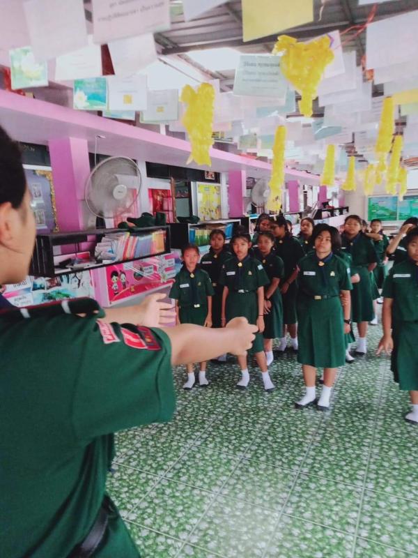 การฝึกสัญญาณมือสากลโดยพี่เลี้ยงลูกเสือโรงเรียนท่าม่วงราษฎร์บำรุง