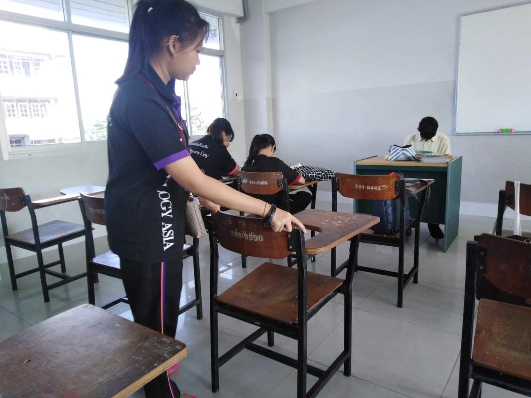 จัดโต๊ะช่วยทำเวรห้อง.