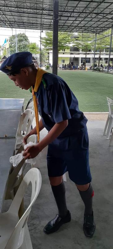 เก็บโต๊ะเเละเก็บขยะในโรงอาหาร
