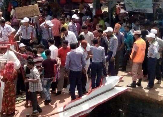 ঈদে ঘরমুখী যাত্রীদের সেবায় নিয়োজিত নারায়ণগঞ্জ জেলা রোভার।