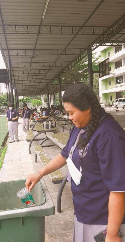 เก็บขยะไปทิ้ง