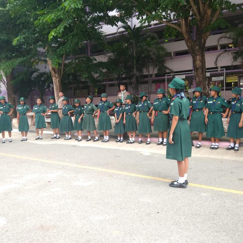 การฝึกสัญญาณมือสากลโดยพี่เลี้ยงลูกเสือโรงเรียนท่าม่วงราษฎร์บำรุง