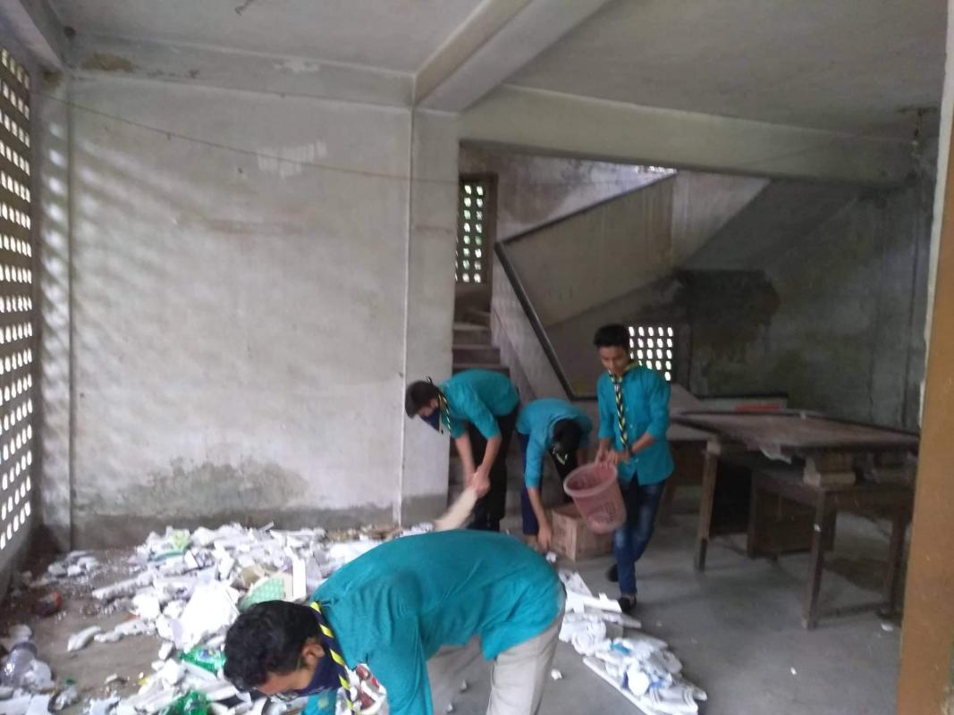 পরিত্যক্ত ছাত্রাবাসে পরিষ্কার পরিচ্ছন্নতা অভিযান 