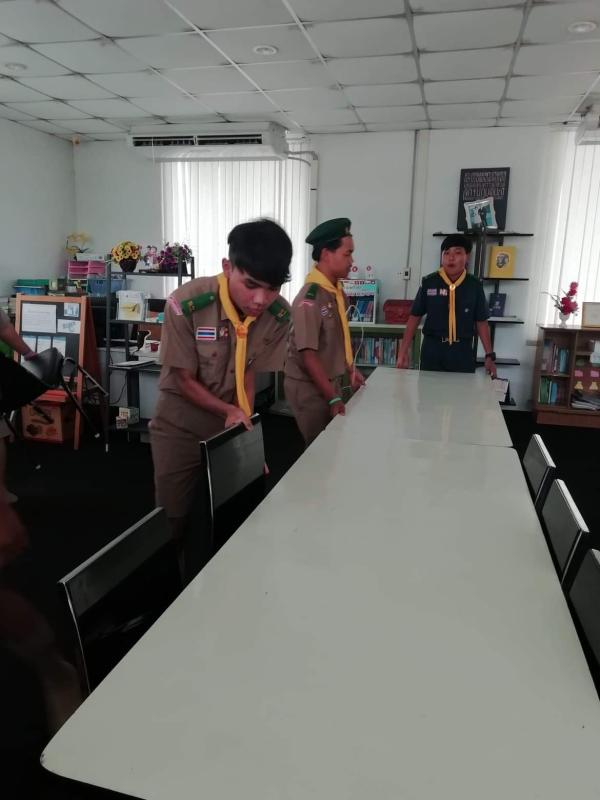 ตัวแทนหมู่ลูกเสือปลาหมึก​ ช่วยอาจารย์จัดห้องสมุดให้ดูดีขึ้น​ ที่วิทยาลัยเอเชีย