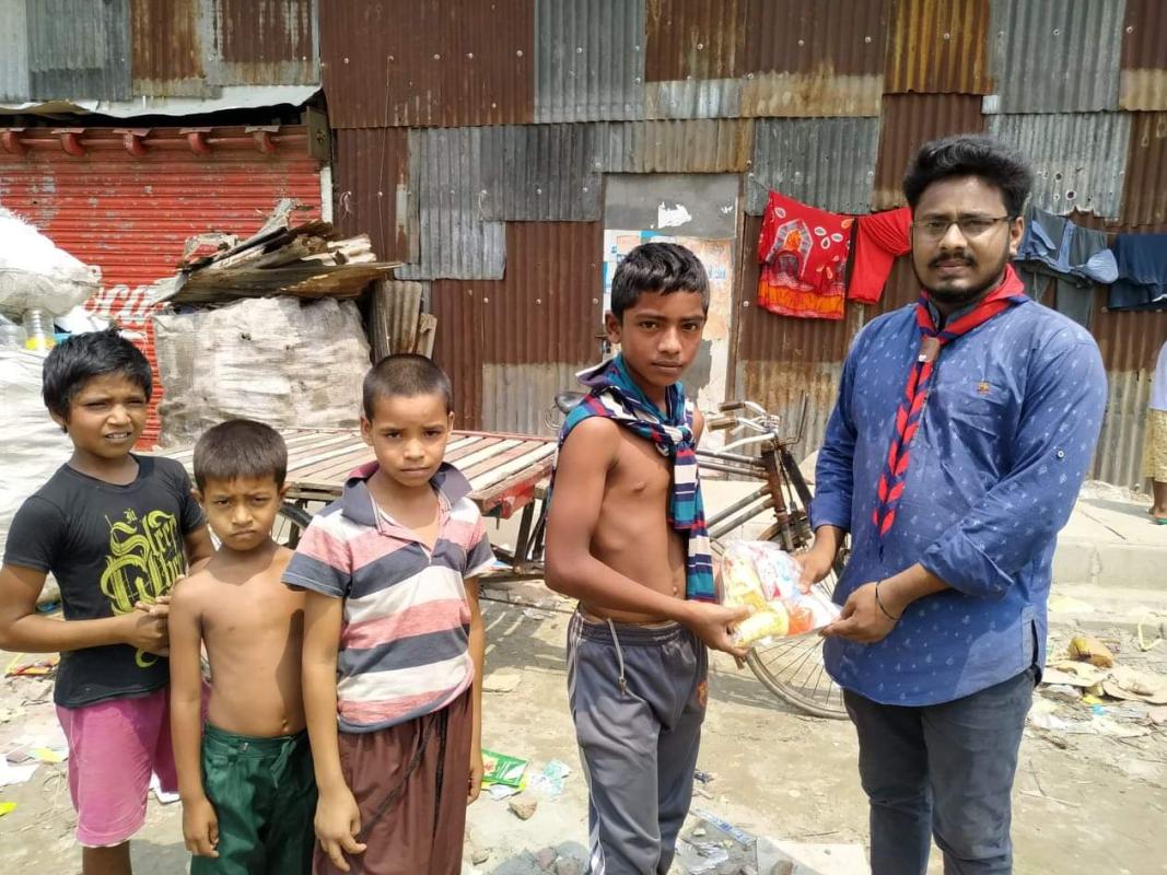 অসহায় হতদরিদ্র শিশুদের মাঝে ঈদের সেমাই বিতরন।