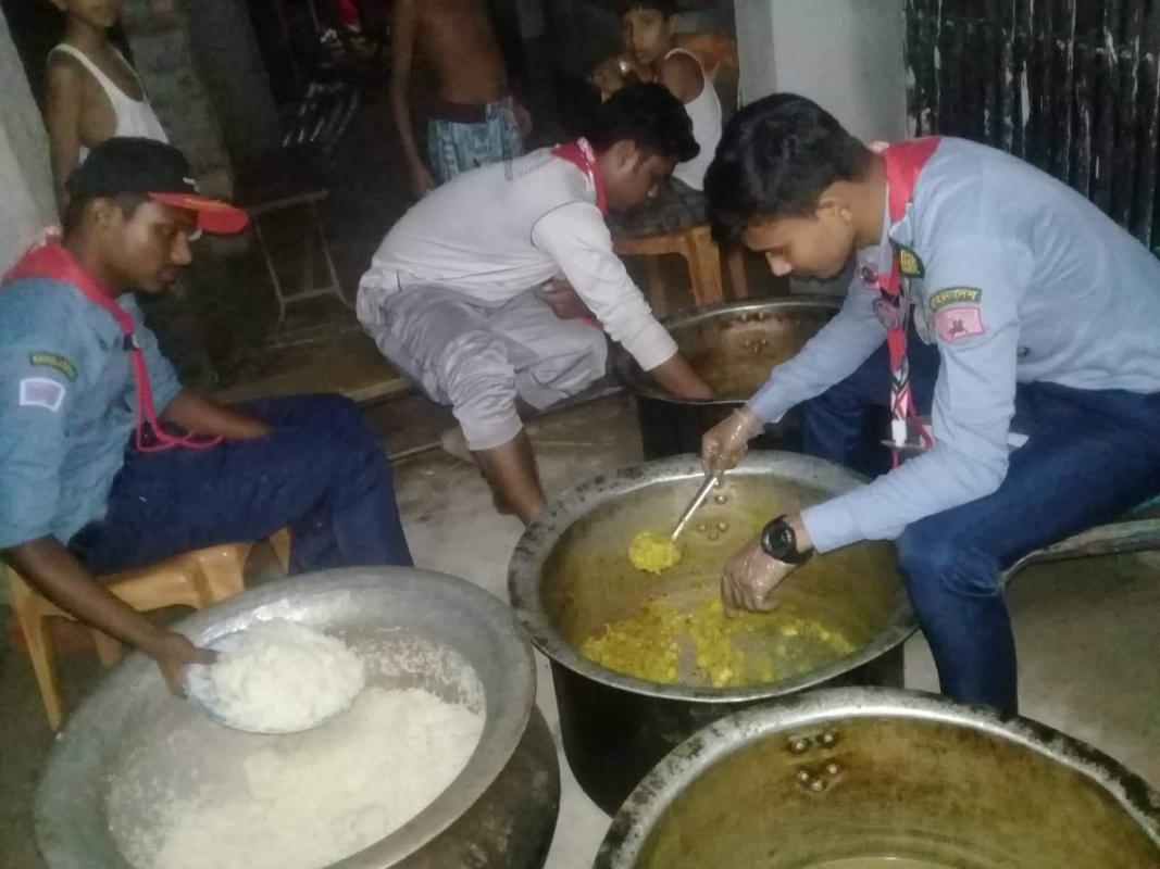 কাব স্কাউটদের খাবার পরিবেশন 