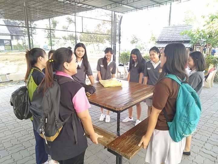 ช่วยยกโต๊ะที่วิทลัย