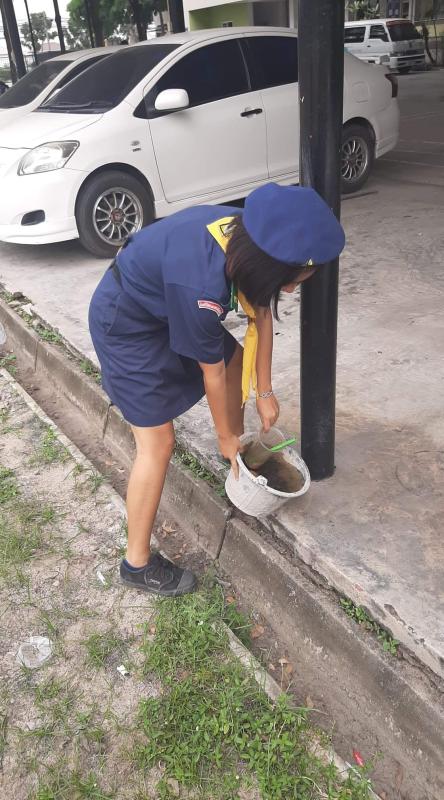 เก็บทำความสะอาดบริเวณสนามโรงเรียน
