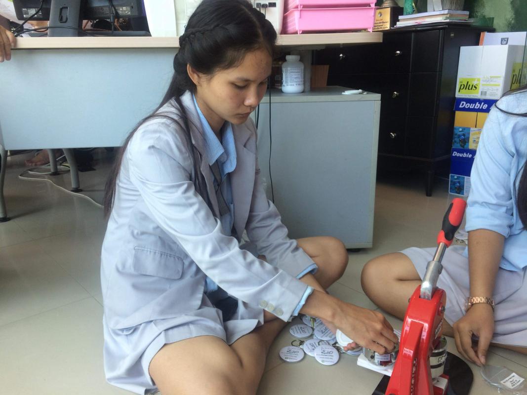 ช่วยอาจารย์ตัดกระดาษ