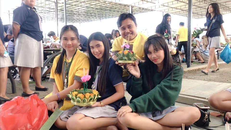 ทำกระทงจากวัสดุธรรมชาติในวันลอยกระทง
