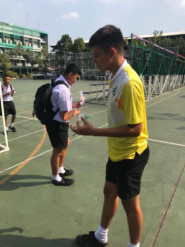 เก็บขยะในโรงเรียน